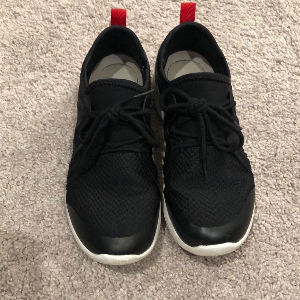 Vionic slip on sneaker black size 6. Worn inside